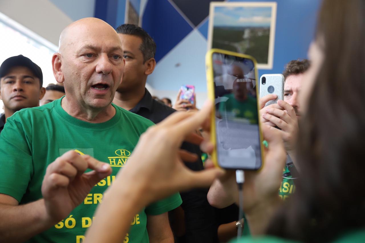 2 dias após anúncio da 1ª loja Havan em Goiânia, vereadora apresenta título de cidadão a Luciano Hang