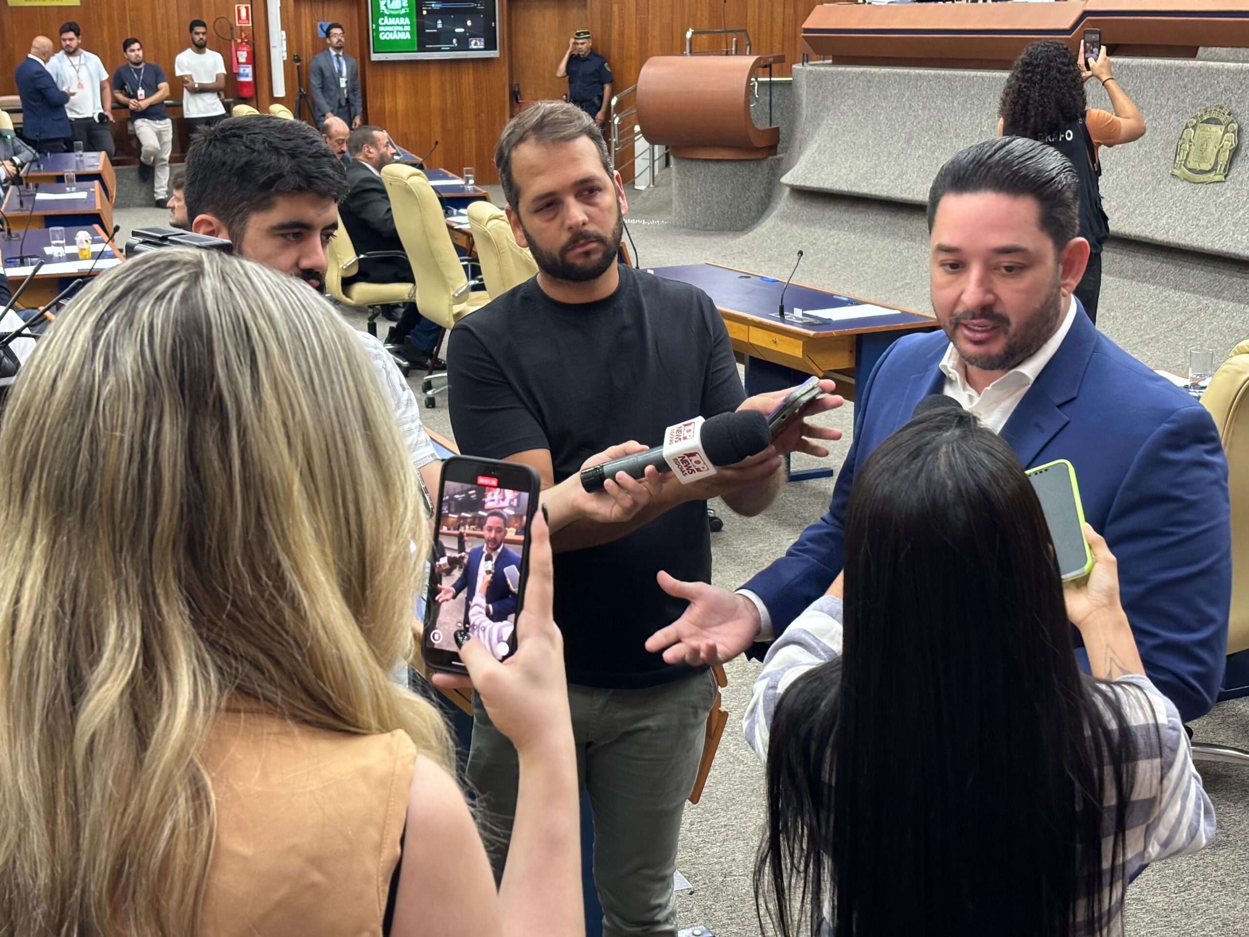 Vereador Thialu Guiotti concedeu entrevista na Câmara | Foto: Dayrel Godin/Folha Z