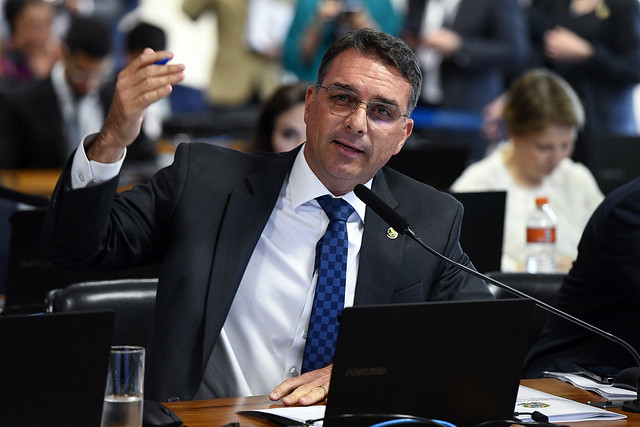 Flávio Bolsonaro critica de condenação de Caiado e compara com situação de seu pai