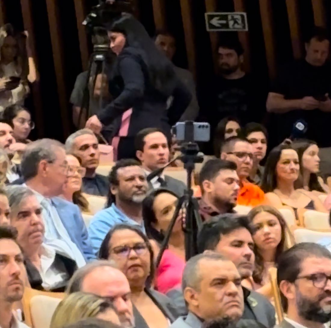 Gustavo Gayer acompanha toda a diplomação de Mabel e vereadores, diferente da sua própria cerimônia
