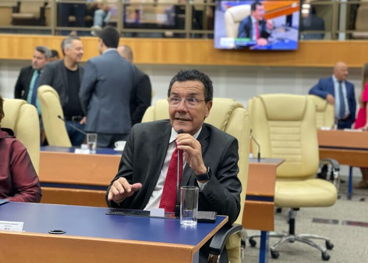 Edward Madureira durante sessão na Câmara de Goiânia | Foto: Divulgação