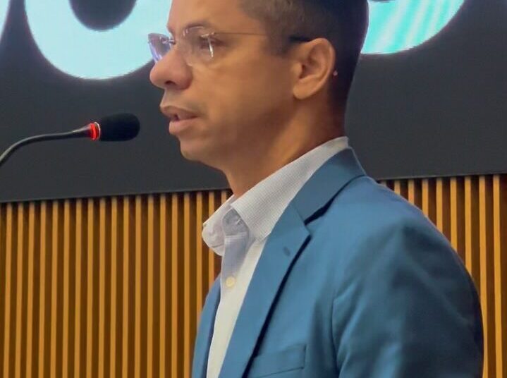 Vereador Isaac Martins durante sessão na Câmara de Aparecida | Foto: Reprodução / Redes sociais