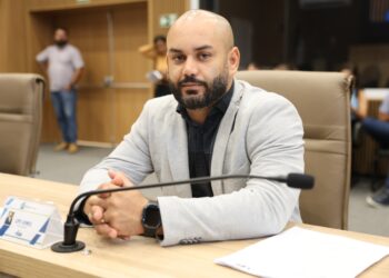 Lipe Gomes durante sessão na Câmara de Aparecida | Foto: Marcelo Silva/Arquivo