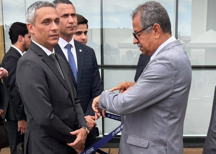 Gayer barrado na porta do STF | Foto: Reprodução / Redes sociais / Gustavo Gayer