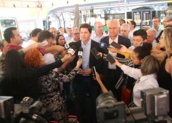 Mudança eleitoral abre espaço para até 16 candidatos ao Senado na base de Daniel Olho: A explicação é dada pelo próprio governador Ronaldo Caiado, que menciona a decisão do TSE Uma consulta feita pelo presidente do Departamento de Trânsito de Goiás (Detran-GO), Delegado Waldir, no último pleito abriu novo cenário para a eleição de 2026. A mudança pode impactar diretamente a chapa do vice-governador Daniel Vilela (MDB), que agora pode contar com até 16 candidatos ao Senado. O governador Ronaldo Caiado comentou o assunto nesta 4ª feira (26), durante entrevista ao portal Metrópoles. Questionado sobre seu favorito na disputa pelo Senado em Goiás, Caiado destacou a possibilidade criada pela decisão do Tribunal Superior Eleitoral (TSE), que permite a cada partido lançar até duas chapas com um candidato titular e 2 suplentes. “Nós temos 8 partidos aliados. Com essa decisão, cada um pode lançar 2 candidatos, o que significa que a base governista poderia ter até 16 concorrentes ao Senado”, afirmou o governador. Caiado, que tem sua esposa, Gracinha (União Brasil), como uma das pré-candidatas, garantiu que ainda não há nome definido dentro do grupo. “Não se pode trazer um favoritismo”, declarou. Precedente em 2022 O governador também relembrou o pleito de 2022, quando sua base lançou 3 candidatos ao Senado enquanto ele disputava a reeleição com Daniel Vilela como vice. Na ocasião, os ex-deputados federais Delegado Waldir (União Brasil), Alexandre Baldy (Progressistas) e Vilmar Rocha (PSD) foram candidatos, mas nenhum foi eleito. O vencedor da disputa foi Wilder Morais (PL), atual presidente do partido em Goiás. Possibilidade para 2026 Tanto Delegado Waldir quanto Dyogo Crosara, advogado e ex-presidente da Comissão de Direito Eleitoral da OAB-GO, confirmaram essa nova interpretação. Waldir enfatizou que, se houver interesse, todos os partidos com representação formal poderão lançar candidatos ao Senado. O ex-ministro do TSE Henrique Neves também corroborou a tese apresentada por Caiado e Waldir. Segundo ele, todos os partidos têm a prerrogativa de lançar até duas chapas para o Senado, com um titular e dois suplentes. “A única exigência é que a chapa seja composta por um candidato titular e dois suplentes”, explicou Neves. Com essa mudança, a eleição de 2026 pode ter um cenário inédito em Goiás, com um número expressivo de candidatos disputando o Senado dentro da base governista.