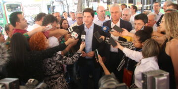 Mudança eleitoral abre espaço para até 16 candidatos ao Senado na base de Daniel Olho: A explicação é dada pelo próprio governador Ronaldo Caiado, que menciona a decisão do TSE Uma consulta feita pelo presidente do Departamento de Trânsito de Goiás (Detran-GO), Delegado Waldir, no último pleito abriu novo cenário para a eleição de 2026. A mudança pode impactar diretamente a chapa do vice-governador Daniel Vilela (MDB), que agora pode contar com até 16 candidatos ao Senado. O governador Ronaldo Caiado comentou o assunto nesta 4ª feira (26), durante entrevista ao portal Metrópoles. Questionado sobre seu favorito na disputa pelo Senado em Goiás, Caiado destacou a possibilidade criada pela decisão do Tribunal Superior Eleitoral (TSE), que permite a cada partido lançar até duas chapas com um candidato titular e 2 suplentes. “Nós temos 8 partidos aliados. Com essa decisão, cada um pode lançar 2 candidatos, o que significa que a base governista poderia ter até 16 concorrentes ao Senado”, afirmou o governador. Caiado, que tem sua esposa, Gracinha (União Brasil), como uma das pré-candidatas, garantiu que ainda não há nome definido dentro do grupo. “Não se pode trazer um favoritismo”, declarou. Precedente em 2022 O governador também relembrou o pleito de 2022, quando sua base lançou 3 candidatos ao Senado enquanto ele disputava a reeleição com Daniel Vilela como vice. Na ocasião, os ex-deputados federais Delegado Waldir (União Brasil), Alexandre Baldy (Progressistas) e Vilmar Rocha (PSD) foram candidatos, mas nenhum foi eleito. O vencedor da disputa foi Wilder Morais (PL), atual presidente do partido em Goiás. Possibilidade para 2026 Tanto Delegado Waldir quanto Dyogo Crosara, advogado e ex-presidente da Comissão de Direito Eleitoral da OAB-GO, confirmaram essa nova interpretação. Waldir enfatizou que, se houver interesse, todos os partidos com representação formal poderão lançar candidatos ao Senado. O ex-ministro do TSE Henrique Neves também corroborou a tese apresentada por Caiado e Waldir. Segundo ele, todos os partidos têm a prerrogativa de lançar até duas chapas para o Senado, com um titular e dois suplentes. “A única exigência é que a chapa seja composta por um candidato titular e dois suplentes”, explicou Neves. Com essa mudança, a eleição de 2026 pode ter um cenário inédito em Goiás, com um número expressivo de candidatos disputando o Senado dentro da base governista.