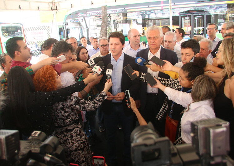 Mudança eleitoral abre espaço para até 16 candidatos ao Senado na base de Daniel Olho: A explicação é dada pelo próprio governador Ronaldo Caiado, que menciona a decisão do TSE Uma consulta feita pelo presidente do Departamento de Trânsito de Goiás (Detran-GO), Delegado Waldir, no último pleito abriu novo cenário para a eleição de 2026. A mudança pode impactar diretamente a chapa do vice-governador Daniel Vilela (MDB), que agora pode contar com até 16 candidatos ao Senado. O governador Ronaldo Caiado comentou o assunto nesta 4ª feira (26), durante entrevista ao portal Metrópoles. Questionado sobre seu favorito na disputa pelo Senado em Goiás, Caiado destacou a possibilidade criada pela decisão do Tribunal Superior Eleitoral (TSE), que permite a cada partido lançar até duas chapas com um candidato titular e 2 suplentes. “Nós temos 8 partidos aliados. Com essa decisão, cada um pode lançar 2 candidatos, o que significa que a base governista poderia ter até 16 concorrentes ao Senado”, afirmou o governador. Caiado, que tem sua esposa, Gracinha (União Brasil), como uma das pré-candidatas, garantiu que ainda não há nome definido dentro do grupo. “Não se pode trazer um favoritismo”, declarou. Precedente em 2022 O governador também relembrou o pleito de 2022, quando sua base lançou 3 candidatos ao Senado enquanto ele disputava a reeleição com Daniel Vilela como vice. Na ocasião, os ex-deputados federais Delegado Waldir (União Brasil), Alexandre Baldy (Progressistas) e Vilmar Rocha (PSD) foram candidatos, mas nenhum foi eleito. O vencedor da disputa foi Wilder Morais (PL), atual presidente do partido em Goiás. Possibilidade para 2026 Tanto Delegado Waldir quanto Dyogo Crosara, advogado e ex-presidente da Comissão de Direito Eleitoral da OAB-GO, confirmaram essa nova interpretação. Waldir enfatizou que, se houver interesse, todos os partidos com representação formal poderão lançar candidatos ao Senado. O ex-ministro do TSE Henrique Neves também corroborou a tese apresentada por Caiado e Waldir. Segundo ele, todos os partidos têm a prerrogativa de lançar até duas chapas para o Senado, com um titular e dois suplentes. “A única exigência é que a chapa seja composta por um candidato titular e dois suplentes”, explicou Neves. Com essa mudança, a eleição de 2026 pode ter um cenário inédito em Goiás, com um número expressivo de candidatos disputando o Senado dentro da base governista.