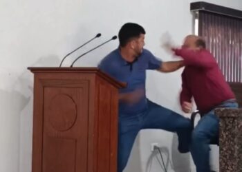 Soco e pontapé no plenário: vereadores saem no braço em MT
