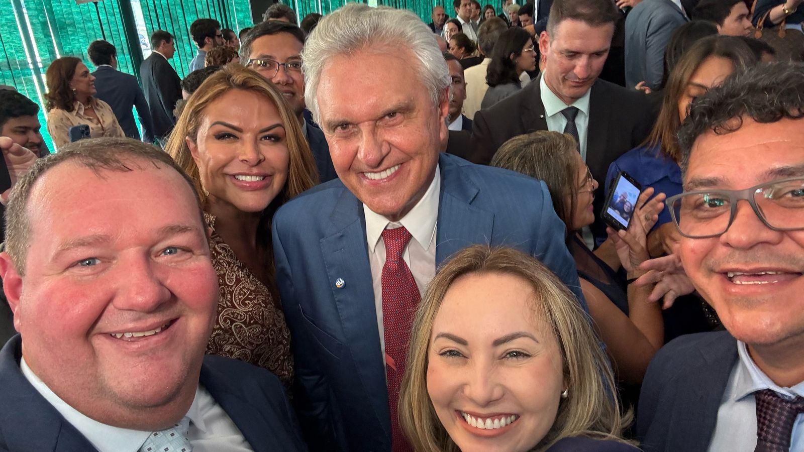 O presidente do Progressistas de Aparecida, Divino Ajax, e os vereadores Roberto Chaveiro (PP), Camila Rosa e Tatá Teixeira, ambos do União Brasil, marcaram presença em Brasília nesta 3ª feira (29) para participar da cerimônia de oficialização da federação entre os 2 partidos.