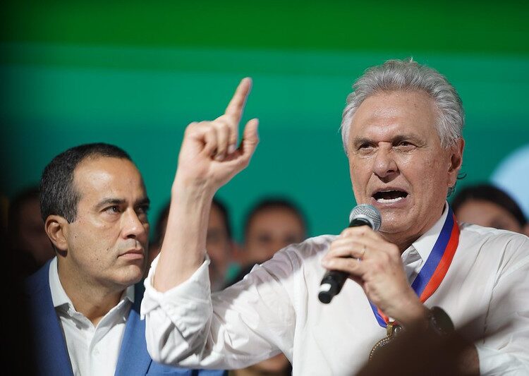 Quer receber notícias dos bastidores da política de Goiânia? Você está convidado a fazer parte de um grupo altamente bem informado sobre os rumos da cidade! **Mande uma mensagem para o **Whatsapp da Folha Z e se cadastre para ter as matérias especiais da Folha Z direto do seu celular. É só adicionar o telefone do jornal à sua agenda e mandar o seu nome e a seguinte mensagem: “quero notícias da política de Goiânia”