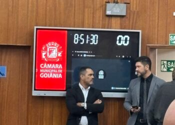 Romário Policarpo altera brasão da Câmara em tributo ao Vila Nova
