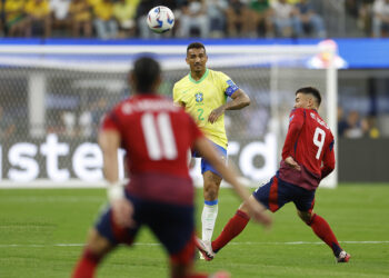 Site inglês diz que novo uniforme do Brasil será vermelho