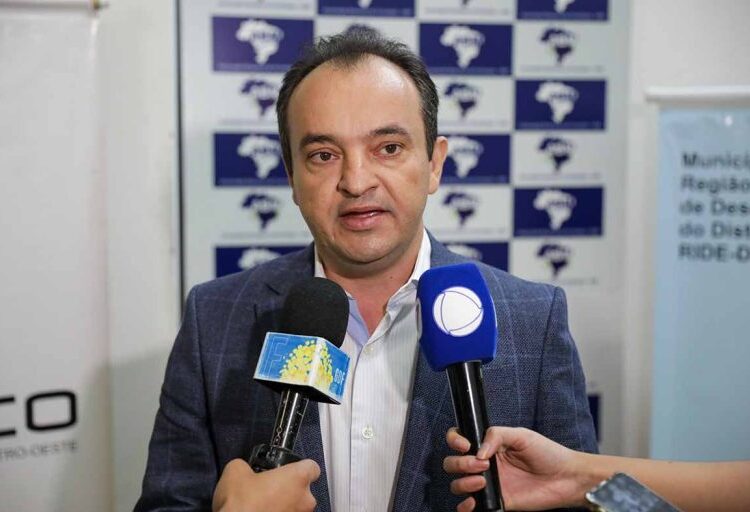 Pábio Mossoró assume cargo e se torna o 3º ex-prefeito no 1º escalão de Caiado