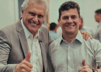 Senador Sérgio Moro posa para tirar foto ao lado de Ronaldo Caiado | Foto: Equipe Moro