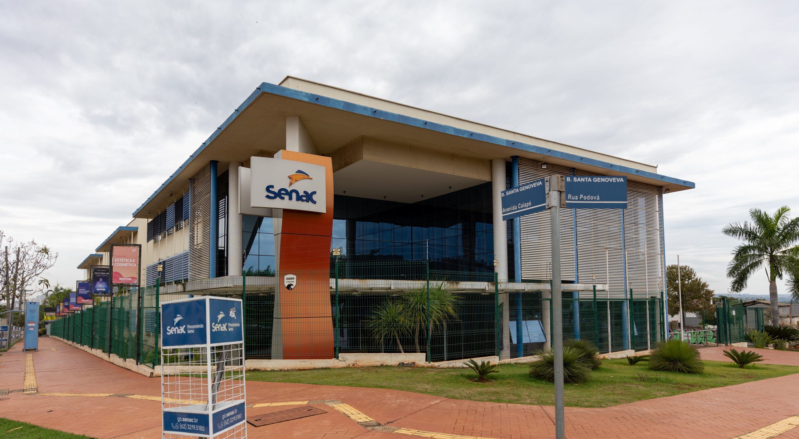 Inauguração foi feita nesta 4ª feira (23)A 1ª unidade do Restaurante do Bem foi inaugurada em Aparecida de Goiânia nesta 4ª feira (23).

A unidade está localizada no Jardim Ipiranga. O restaurante tem capacidade para servir até 1,3 mil refeições por dia ao custo simbólico de R$ 2.

É a 16ª unidade do Restaurante do Bem.

O programa foi criado em 2019, o programa já ultrapassou a marca de 20,9 milhões de refeições servidas em Goiás.

Os alimentos são preparados em cozinhas estruturadas de acordo com as normas da Agência Nacional de Vigilância Sanitária (Anvisa) e os cardápios são elaborados por nutricionistas e executados por cozinheiros e auxiliares capacitados, com rigorosa fiscalização da qualidade dos alimentos e do atendimento.

Cada restaurante conta com um fiscal capacitado para garantir o bom atendimento e a qualidade da alimentação servida. As unidades funcionam de segunda a sexta-feira, das 10h30 às 14 horas.

CONFIRA onde estão localizadas todas as unidades do Restaurante do Bem:

Unidade 1: GOIÂNIA – CENTRO – Av. Araguaia, esquina com a Rua 3, Qd. 38, Lt. 57 E, nº 514, Setor Central – CEP: 74.053-010;

Unidade 2: GOIÂNIA – CAMPINAS – Av. Anhanguera nº 8.667 Qd. 97 Lt. 07, Setor Campinas – CEP: 74.503-101;

Unidade 3: ANÁPOLIS – CENTRO – Rua Barão de Cotegipe nº 358, Centro – CEP: 75.025-010;

Unidade 4: ANÁPOLIS – UEG – Rodovia BR-153 Km 98 Bairro Zona Urbana, Fazenda Barreiro do Meio (UEG – Câmpus Henrique Santillo) – CEP: 75.132-400;

Unidade 5: RIO VERDE – Av. Presidente Vargas nº 2.679 Qd. 51 Lt. 07, Bairro Jardim Goiás – CEP: 75.903-290;

Unidade 6: LUZIÂNIA – JARDIM INGÁ – Rua Araguacema Qd. 41 Lts. 49/50 Lojas 06, 07 e 08, Jardim Ingá – CEP: 72.850-220;

Unidade 7: LUZIÂNIA – ESTRELA DALVA – Av. Joaquim Braz de Queiroz Qd. 01 Lt. 03, Parque Estrela Dalva VII – CEP: 72.830-015;

Unidade 8: ÁGUAS LINDAS – Qd. A3 Lt. 2-A, Mansões Pôr do Sol – CEP 72.915-505;

Unidade 9: VALPARAÍSO – Av. Central Qd. 23 Lt. 01/06, Bairro Cruzeiro do Sul – CEP: 72.870-660;

Unidade 10: CALDAS NOVAS – Rua Dr. Ciro Palmerston Qd. B Lt. 14, Bairro Parque dos Pomares – CEP: 75.680-210;

Unidade 11: JARAGUÁ – Rua João Pedro de Oliveira Qd. 03 Lt. 03, Setor Jardim Aeroporto III – CEP: 76.330-000;

Unidade 12: GOIANÉSIA – Rua 26 nº 337 Qd. 215 Lt. 03, Bairro Carrilho – CEP: 76.380-712;

Unidade 13: MINAÇU – Av. Araguaia, QD 05, LT 09, nº 1040, Vila Menezes II – CEP: 76.450-000;

Unidade 14: SANTO ANTÔNIO DO DESCOBERTO – Equipamento Público Qd. 213/Morada Nobre – Estrela D’Alva XVI – CEP: 72.902-442;

Unidade 15 : QUIRINÓPOLIS – Avenida Pastor Zetil, Qd 242, Lt. 09-A, Centro – CEP: 75.860-000.

Unidade 16: Aparecida de Goiânia  - Avenida Independência - Jardim Ipiranga