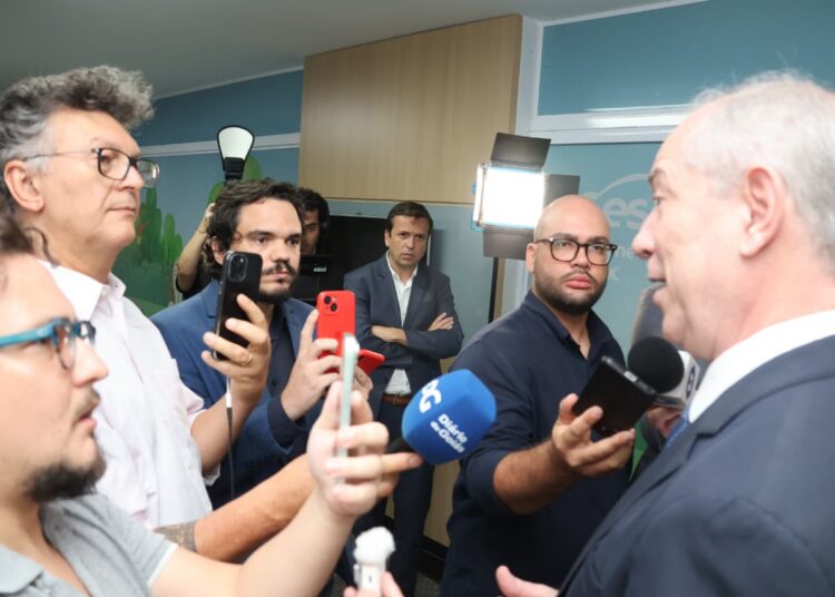 Ciro Gomes durante entrevista coletiva | Foto: Leo Iran