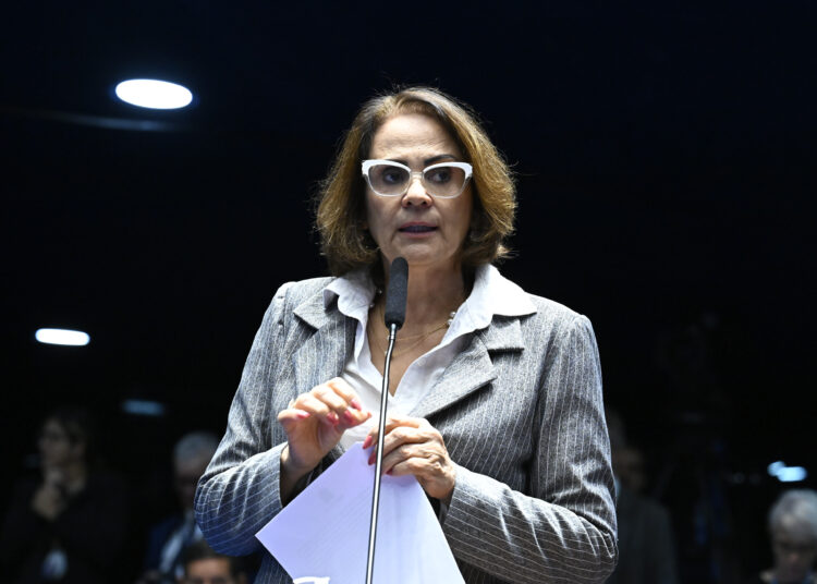 Damares Alves comemora aprovação do Dia Nacional das Meninas no Senado