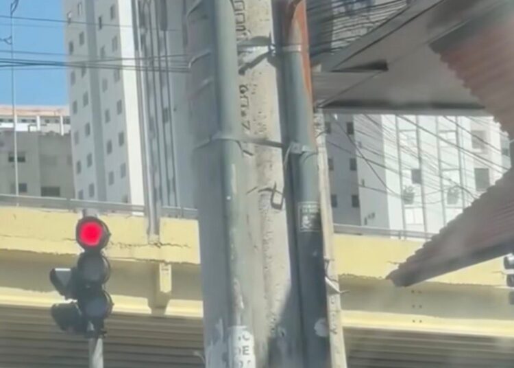 Fios no cruzamento da T-63 com a Avenida 85 | Foto: Folha Z