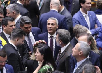 Deputado federal Gustavo Gayer cercado por parlamentares no plenário | Foto: Bruno Spada