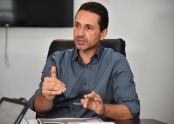 Prefeito de Aparecida, Leandro Vilela, regulamento cargos e funções de seu gabinete (Foto: Jhonney Macena/Secom)