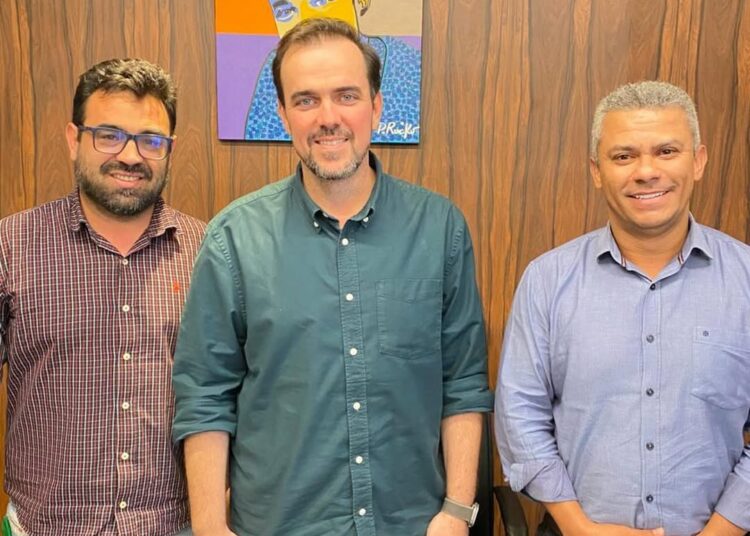 Solidariedade apresenta pesquisa e faz convite a Gustavo Mendanha