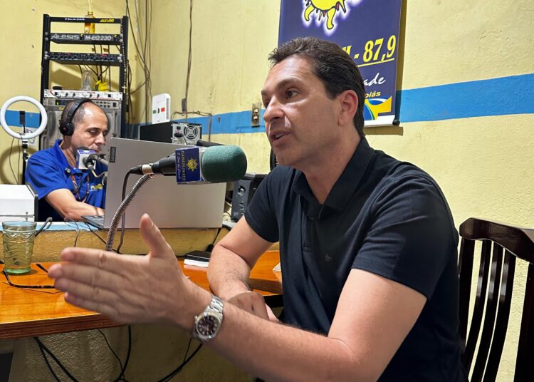 Leandro durante entrevista às rádios comunitárias Planalto, Vitória, Primavera e Bethel. Imagem enviada pela Secom AP