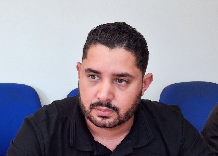 Prefeito de Ourinhos-SP, Guilherme Gonçalves, rebate pai que reclamou de frango na merenda escolar | Imagem: reprodução/divulgação/arquivo