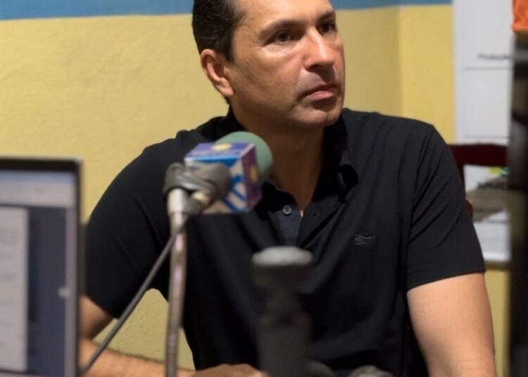 Prefeito Leandro Vilela durante entrevista no último sábado (11) para emissoras de rádio (Foto: Reprodução)