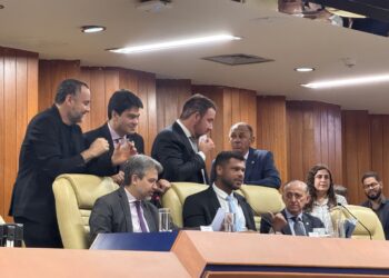 Romário Policarpo cercado por vereadores do MDB e pelo líder do Governo | Foto: Divulgação / Câmara